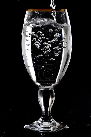 Verre d'eau sur noir 