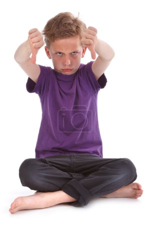 Enfant montrant le thum vers le bas 