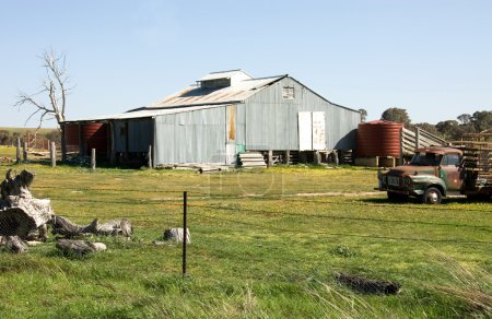 Un vieux hangar de cisaillement 