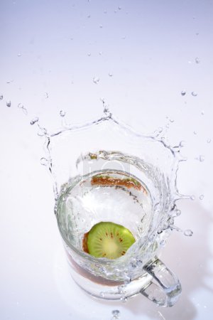 Goutte de fruits dans l'eau 
