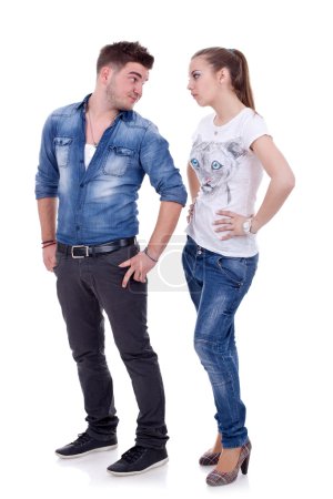 Couple debout l'un à côté de l'autre