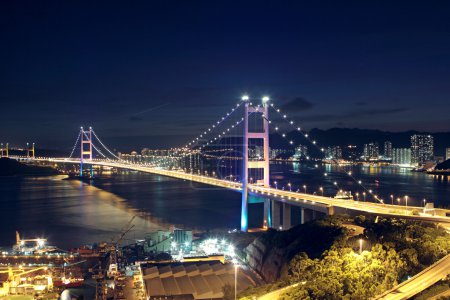 Pont autoroutier la nuit 
