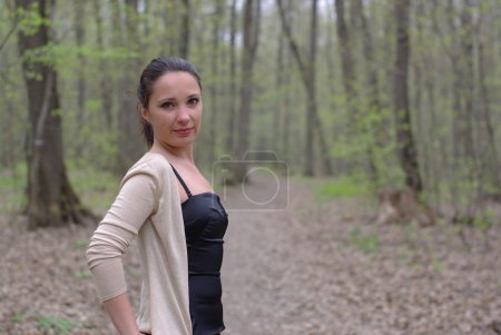 Femme dans la forêt 