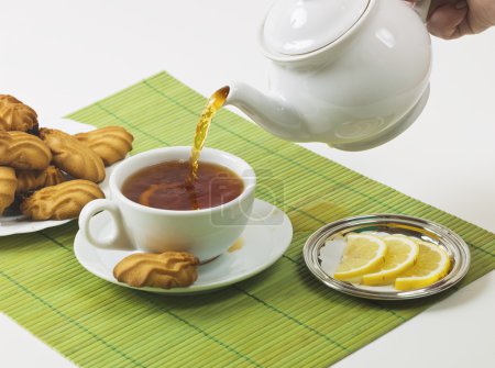 thé au citron et biscuits 