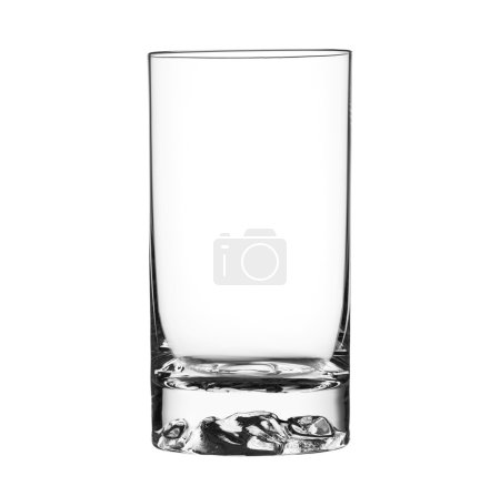 Verre vide isolé sur fond blanc