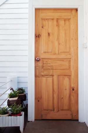 Porte de la maison en bois 