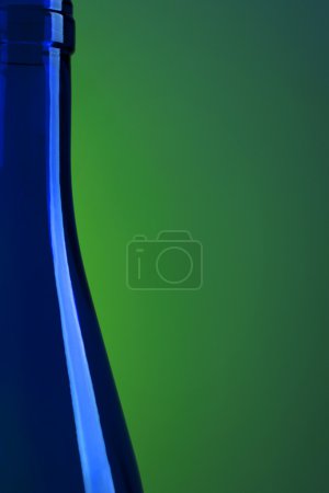 Bouteille de vin bleue sur fond vert 