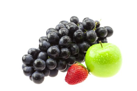 pomme de raisin et fraise isolées sur blanc 