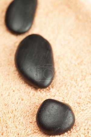 un spa noir pierres sur la serviette 