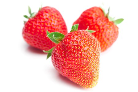grosses fraises mûres rouges juteuses isolées sur blanc 
