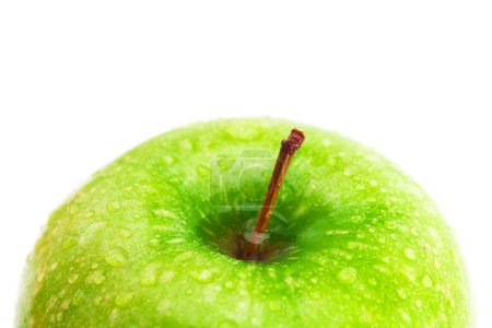 grosse pomme verte avec gouttes d'eau isolées sur blanc 