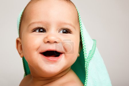 Bébé sans dents riant 
