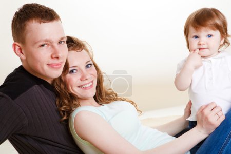 Jeunes parents et bébé 