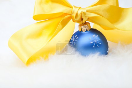 Boule de Noël avec ruban jaune noeud 