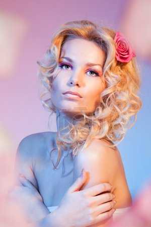 Belle fille blonde bouclée 