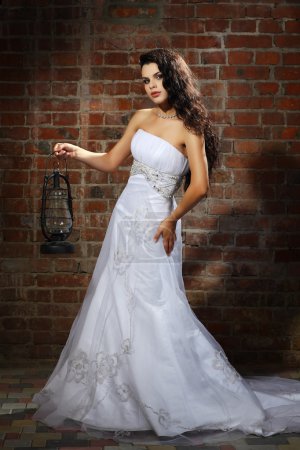 La fille est en robe de mariée 