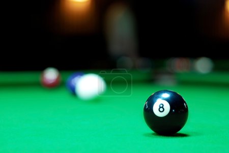 Huit boules sur table de billard 