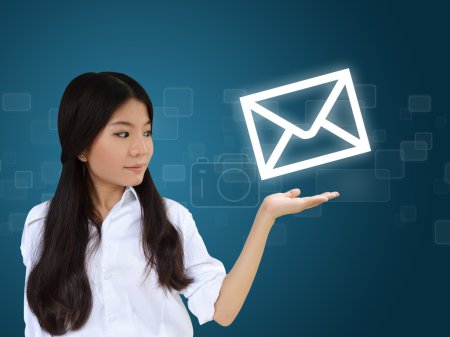 Femme d'affaires et e-mail 