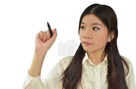 Femme d'affaires écriture avec marqueur noir 