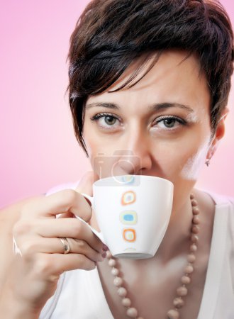 Portrait de belle femme buvant du café 