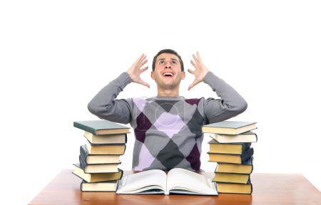 Le gars assis parmi les livres 