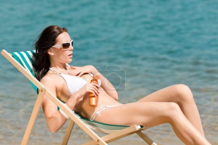 Été mince femme bronzage en chaise longue bikini 