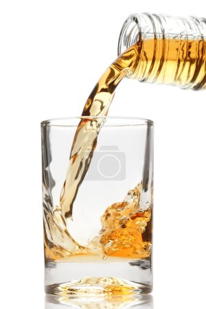 Whisky versé dans un verre
