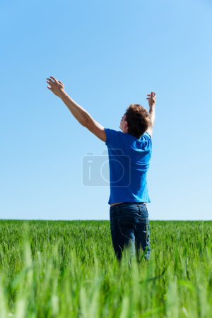 Homme heureux en t-shirt bleu 