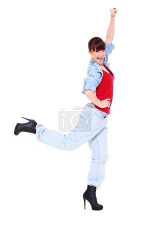 Femme heureuse en jeans 