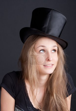Belle fille souriante dans un chapeau noir 