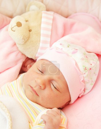 Mignon petit bébé dormant 