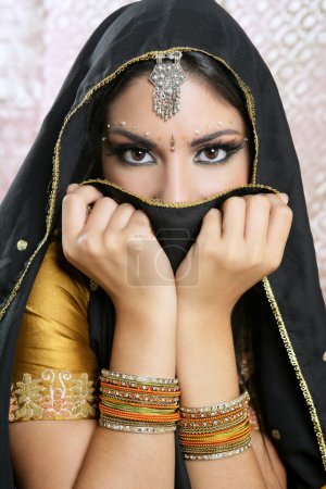 Belle brune asiatique fille avec voile noir sur le visage 