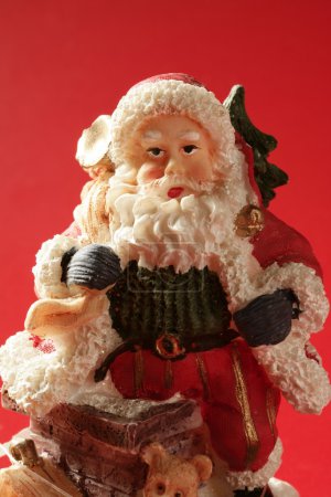 Figurine du Père Noël sur fond rouge, studio 