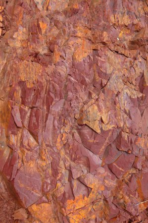 Montagne naturelle avec rodeno rouge 