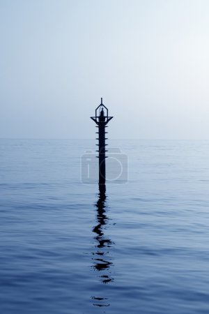 Balise de rétro-éclairage dans le reflet méditerranéen bleu mer 
