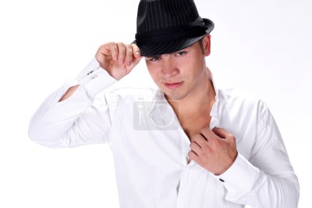 Portrait bel homme de mode en chapeau posant sur fond blanc 