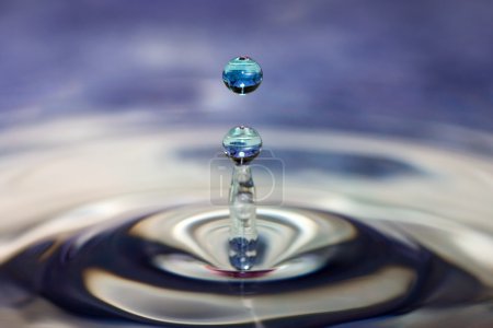Macro d'une goutte d'eau 