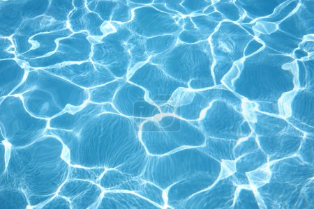 eau bleue dans la piscine