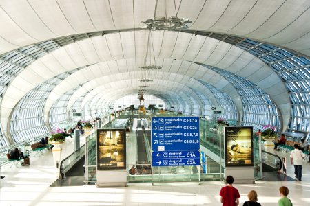 Départ Porte et hall dans le nouvel aéroport Suvarnabhumi à Bangk 