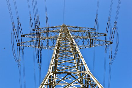 tour d'électricité avec ciel bleu 