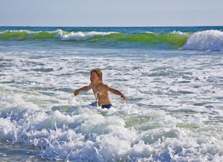 garçon joue à la belle plage en Californie 
