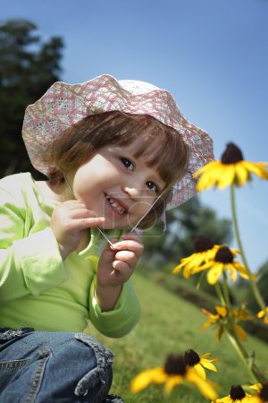 bébé sur la pelouse de fleurs 