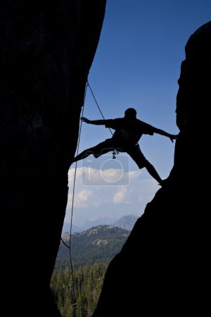 Escalade sur une face en surplomb .