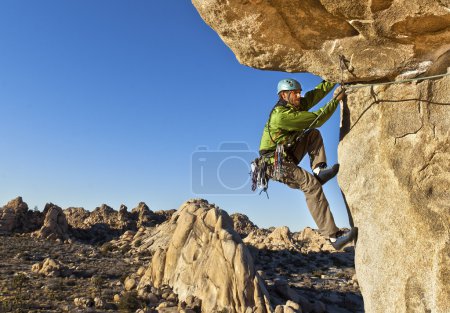Escalade accrochée à une falaise .