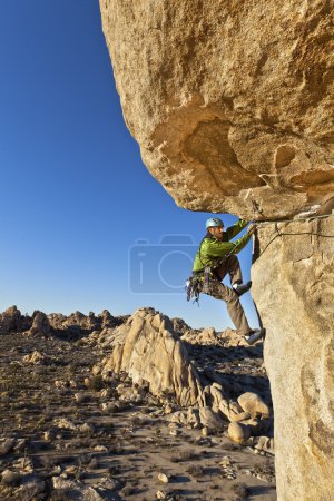 Escalade accrochée à une falaise .