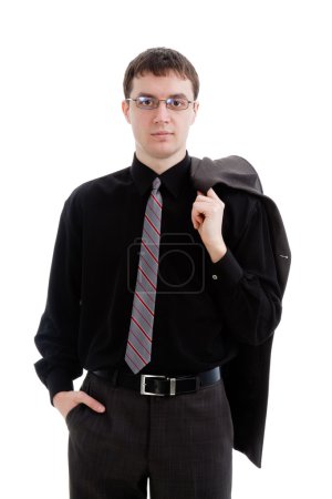 Un jeune homme en costume et cravate, tenant une veste .