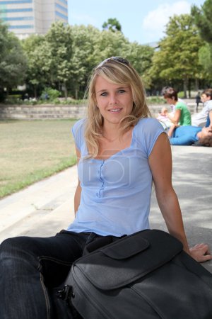Belle femme blonde assise dans un pair 