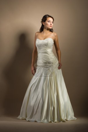 La belle jeune femme dans une robe de mariée 