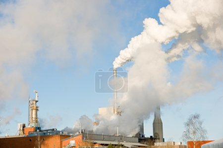 Industrie du papier avec fumée 
