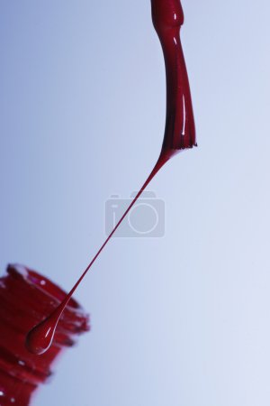 Brosse avec une peinture rouge 